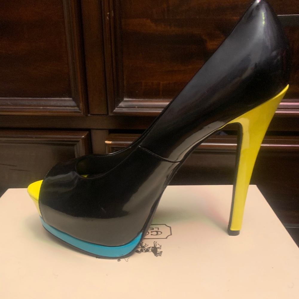 Open-toe Black Pumps